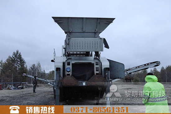 轮胎式移动破碎站工作现场